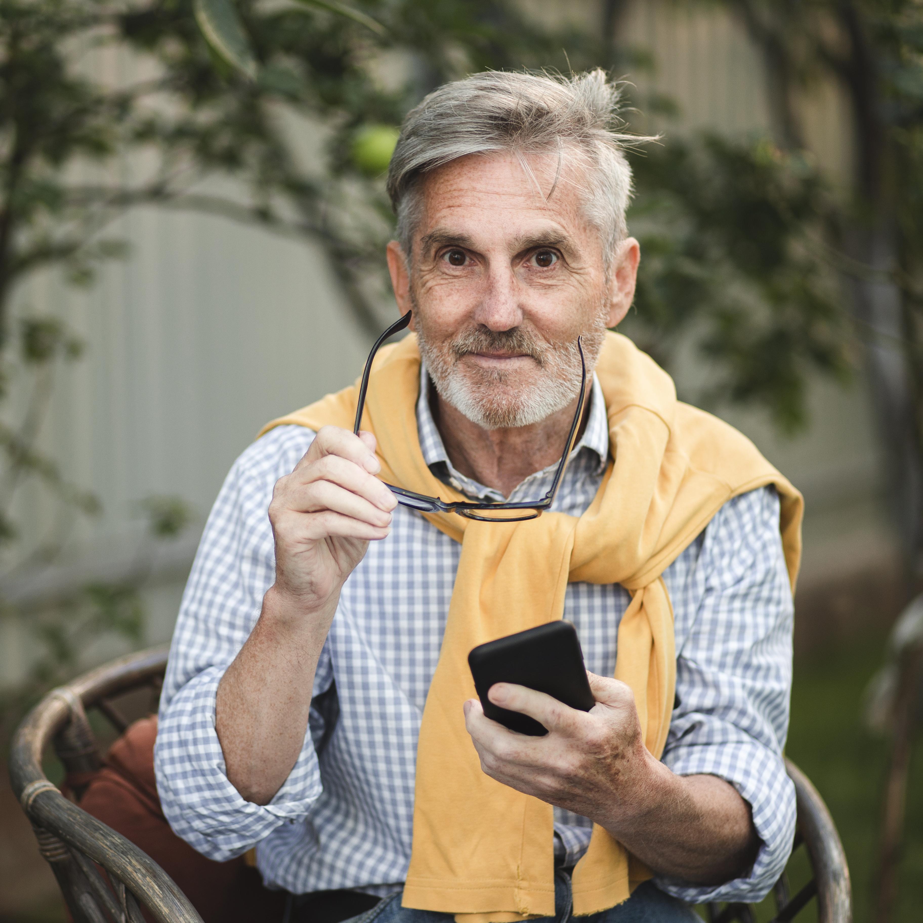 files/medium-shot-smiley-man-holding-smartphone_5daee9b8-5f5d-4311-a1cc-4db66d5cb5f6.jpg